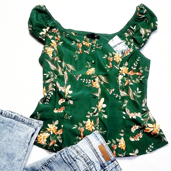🏷Green Floral Top by Mine - Picture 1 of 1